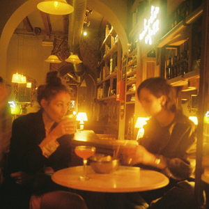 黑丝美女在床上做运动
