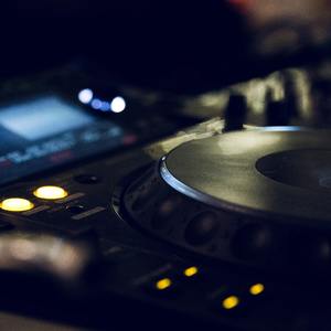 黑丝美女在床上做运动
