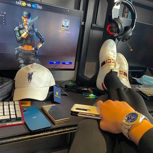 黑丝美女在床上做运动
