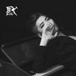 黑丝美女在床上做运动
